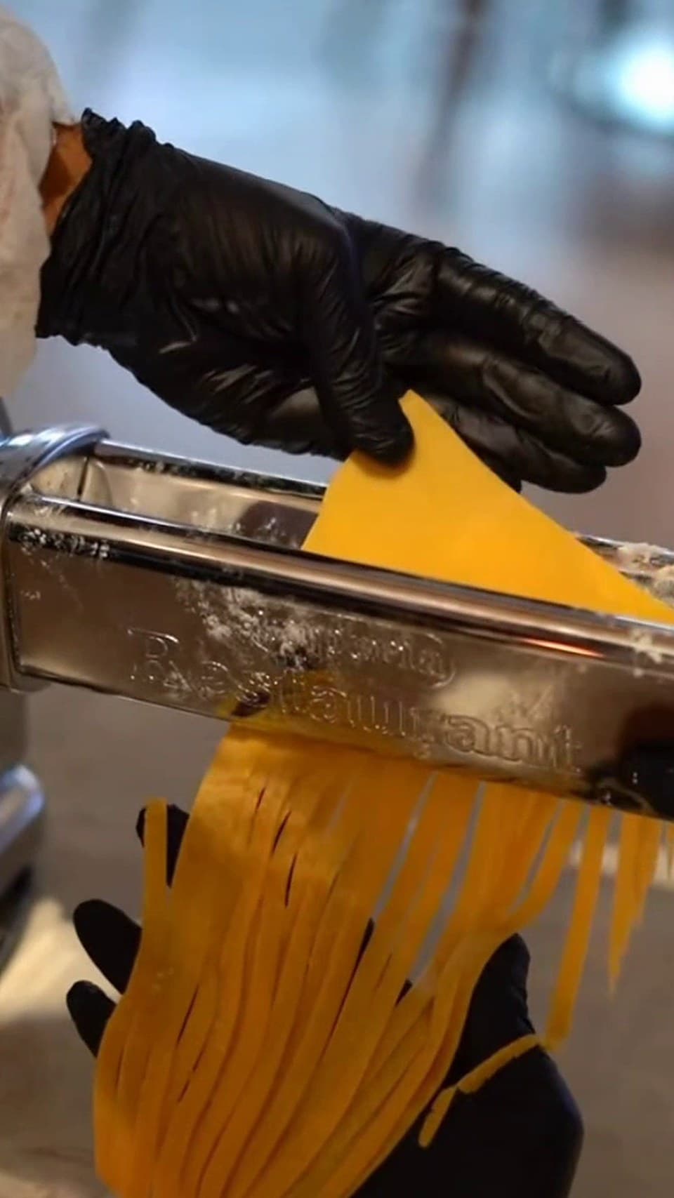 Krom makineden çıkan taze fettuccine şeritleri
